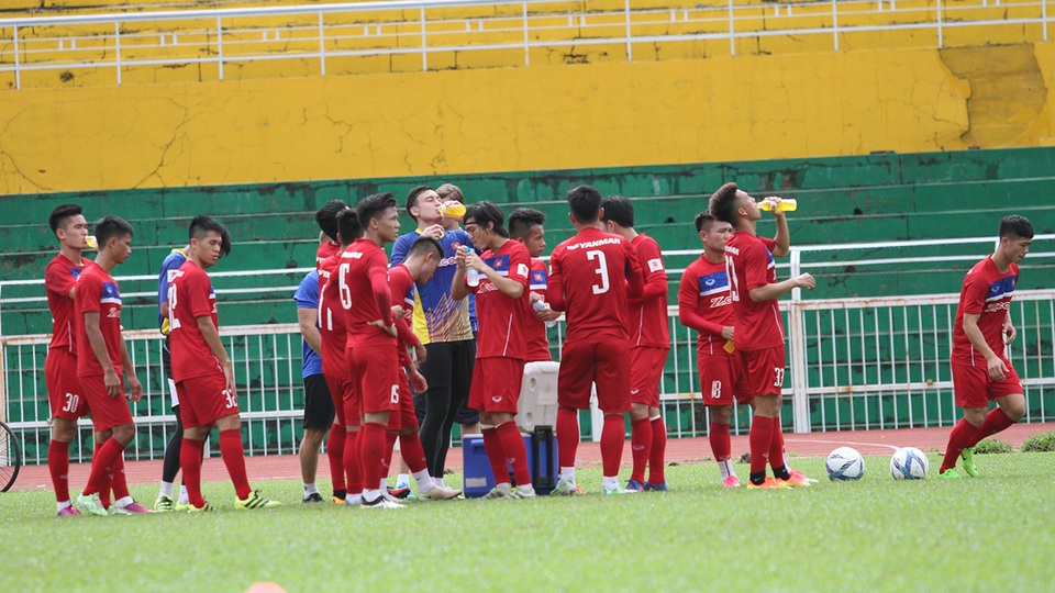 Đội tuyển Việt Nam tập luyện trong cảnh thiếu hụt quân số - 1 Đội tuyển Việt Nam tập trên sân Thống Nhất sáng 7/6