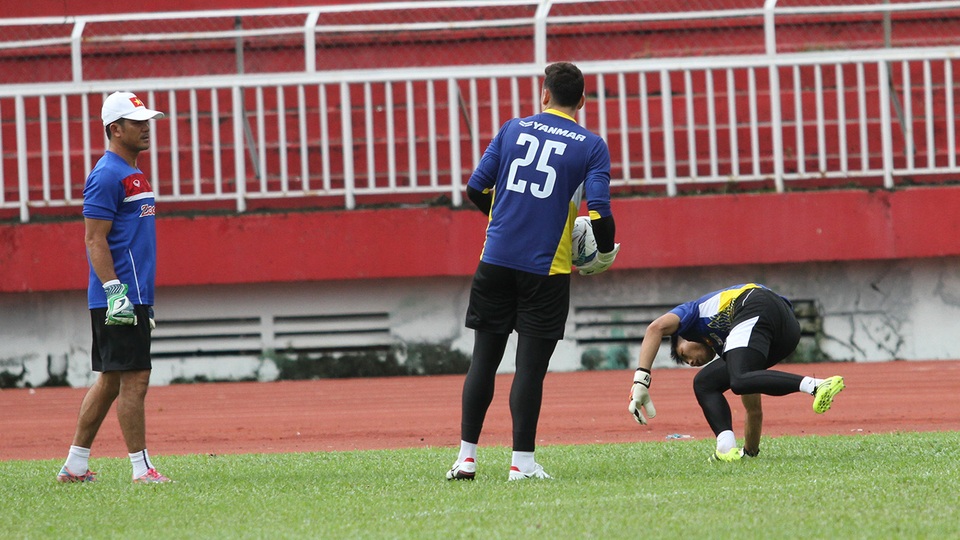 Đội tuyển Việt Nam tập luyện trong cảnh thiếu hụt quân số - 4 Mới có 2 thủ môn có mặt, trong khi 2 thủ môn khác bận chuẩn bị cho trận đấu bù vòng 11 V-League vào ngày 9/6
