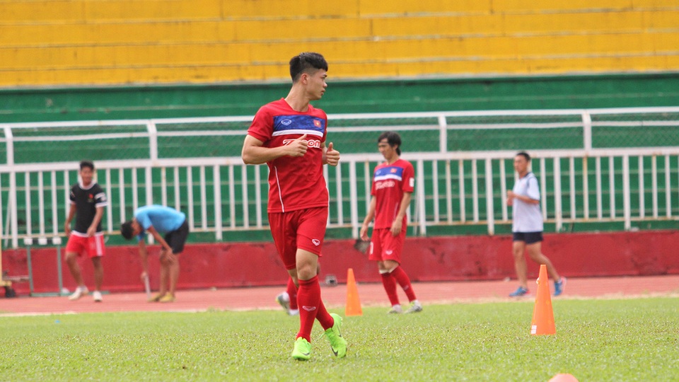 Đội tuyển Việt Nam tập luyện trong cảnh thiếu hụt quân số - 9 ... Công Phượng...