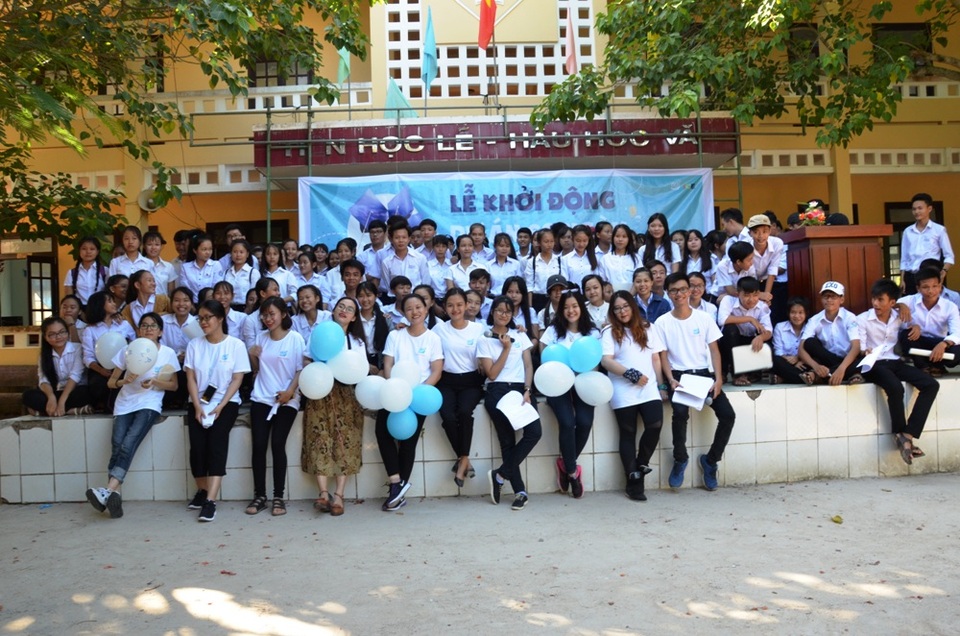 Khởi động dự án dạy miễn phí cho học sinh trong hè ở Lý Sơn - 1
Nhóm tình nguyện viên 60DAYS cùng học sinh trường THPT Lý Sơn