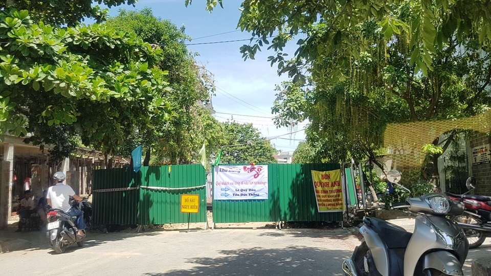 Dự án ì ạch, dân khốn khổ kêu trời - 1 Nhiều con đường đã phải chắn lại làm ngưng trệ giao thông, buôn bán