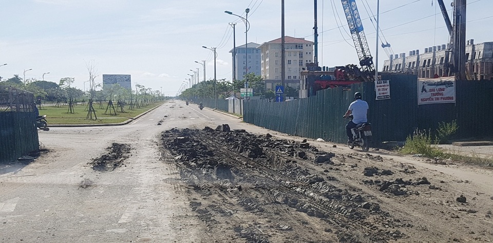Dự án ì ạch, dân khốn khổ kêu trời - 3 Tình trạng xe chở bùn đất chạy đổ vung vấy ở nhiều đường phố