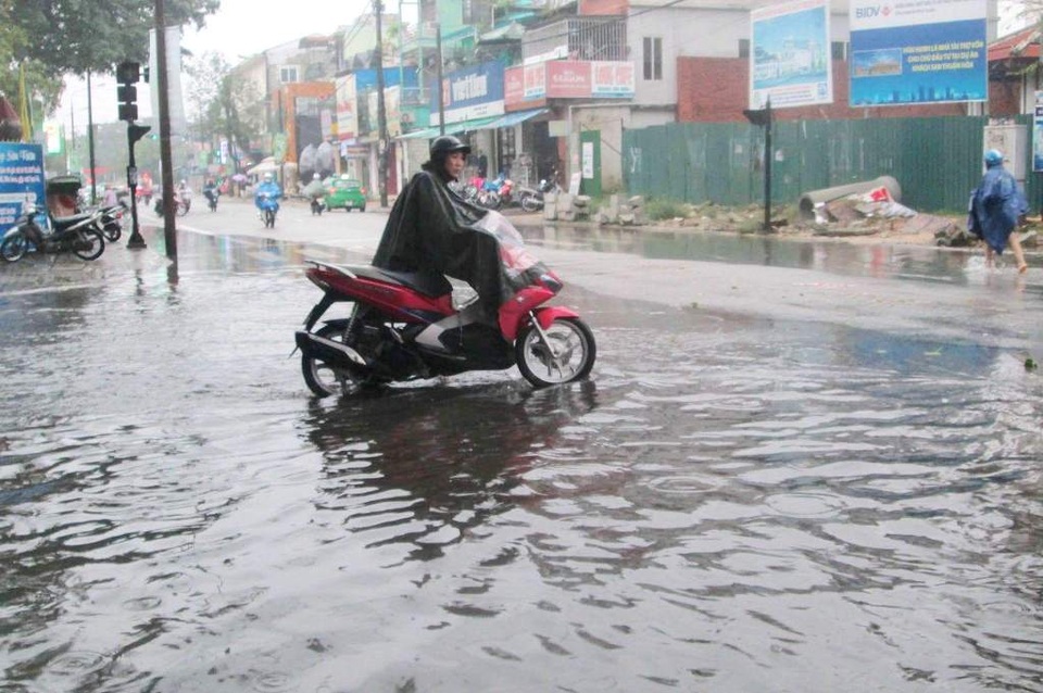 Dự án ì ạch, dân khốn khổ kêu trời - 9 Tình trạng ngập nước xảy ra - hình ảnh ghi lại trên đường Hùng Vương vào cuối năm 2016