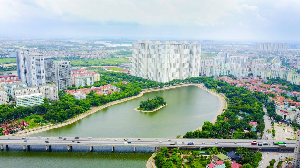 Điểm qua một số dự án của "đại gia điếu cày" ở Hà Nội - 4 Dự án chung cư HH,thuộc Khu đô thị Linh Đàm bao gồm nhiều tòa nhà chung cư 36-41 tầng. Vào trưa 16-9-2015 đã xảy ra vụ hỏa hoạn ở khu nhà HH. Nguyên nhân vụ cháy được xác định là do sự cố từ hộp kỹ thuật tầng 17.