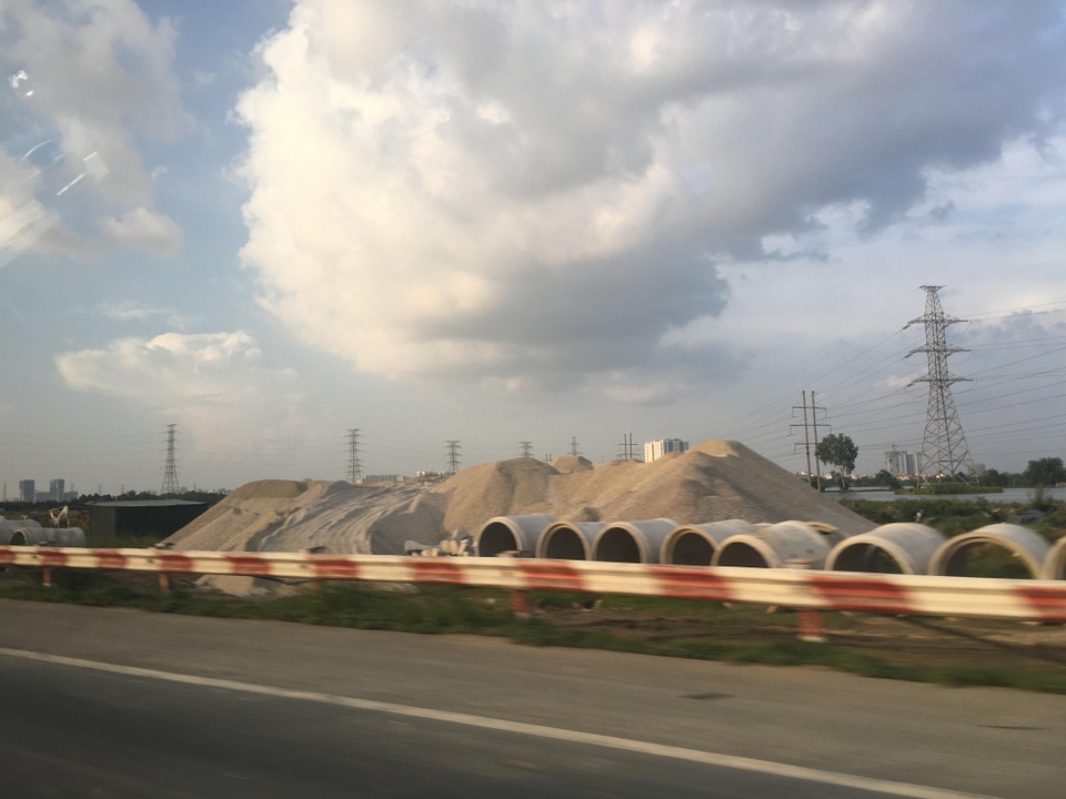 Công trường dự án còn ngổn ngang do vướng mặt bằng, trong khi kế hoạch cán đích là 31/12/2017