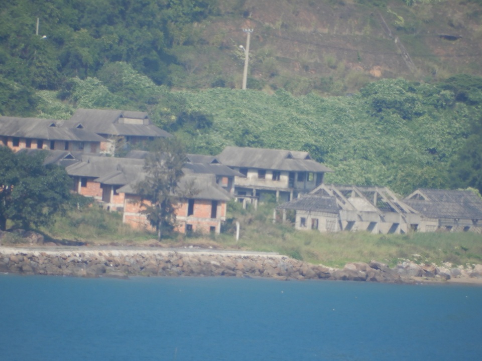 Một dự án ven biển triển khai dang dở rồi bỏ hoang nhiều năm nay