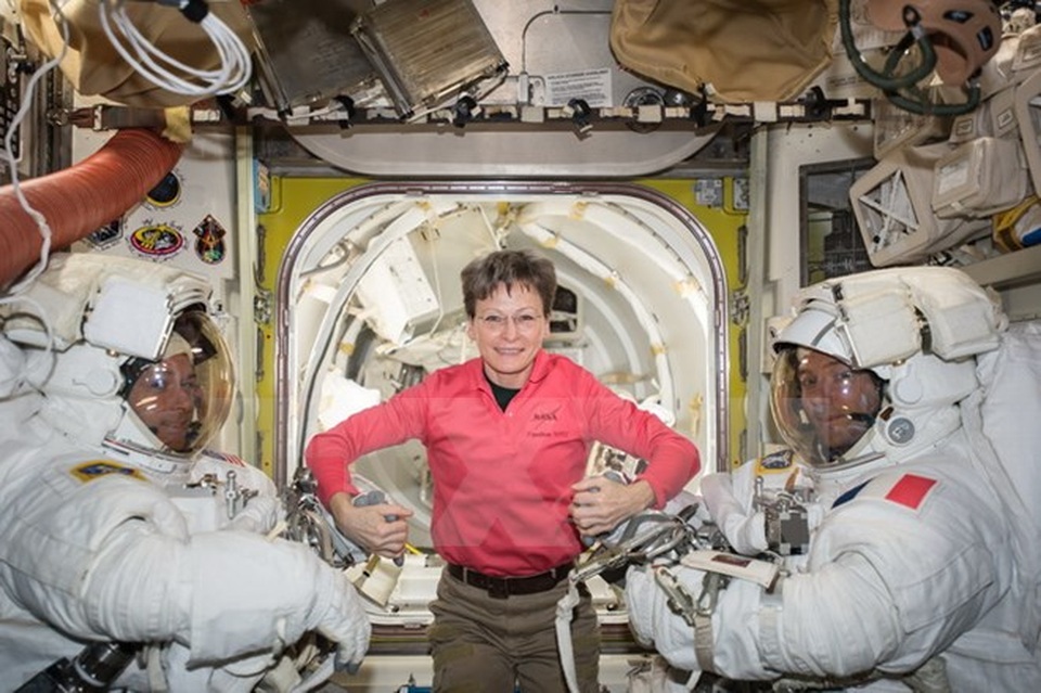 Australia phát minh vật liệu nanô siêu mỏng nhiều ứng dụng - 1
Nhà du hành vũ trụ Peggy Whitson (giữa), chỉ huy của NASA Shane Kimbrough (trái) và kĩ sư Thomas Pesquet (phải) trước khi đi bộ ra ngoài Trạm Vũ trụ Quốc tế (ISS) ngày 24/4. (Nguồn: EPA/TTXVN)