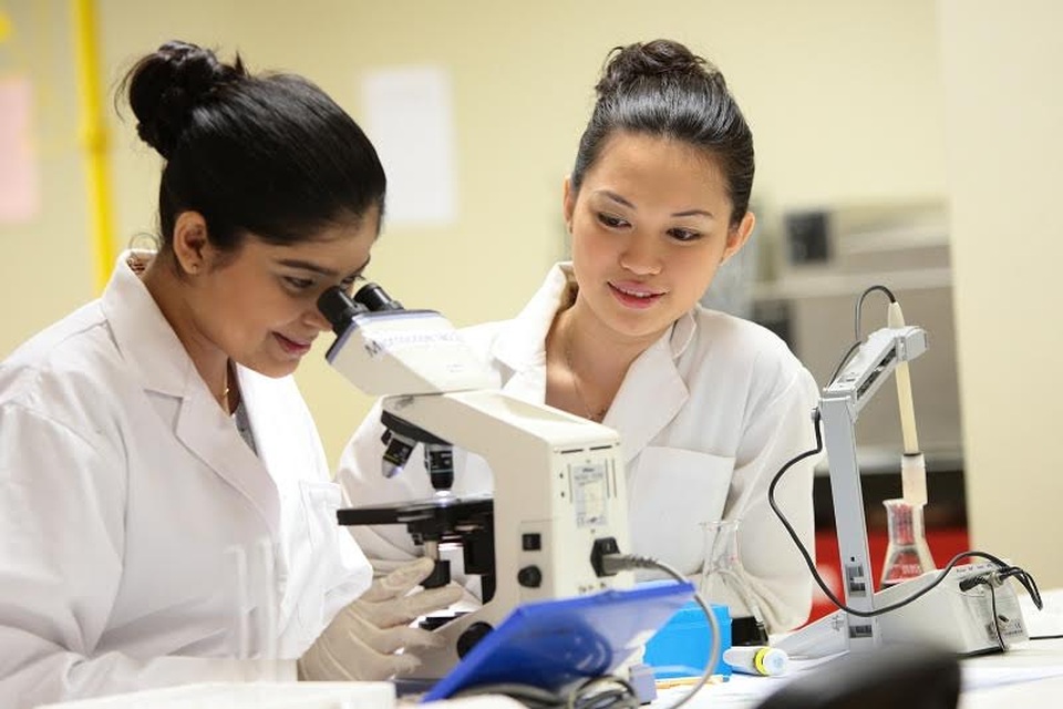 Định hướng nghề nghiệp tương lai: Ngành Khoa Học Y Sinh, học tại Singapore - 2 Sinh viên khoa Khoa học Y Sinh MDIS trong giờ thực hành