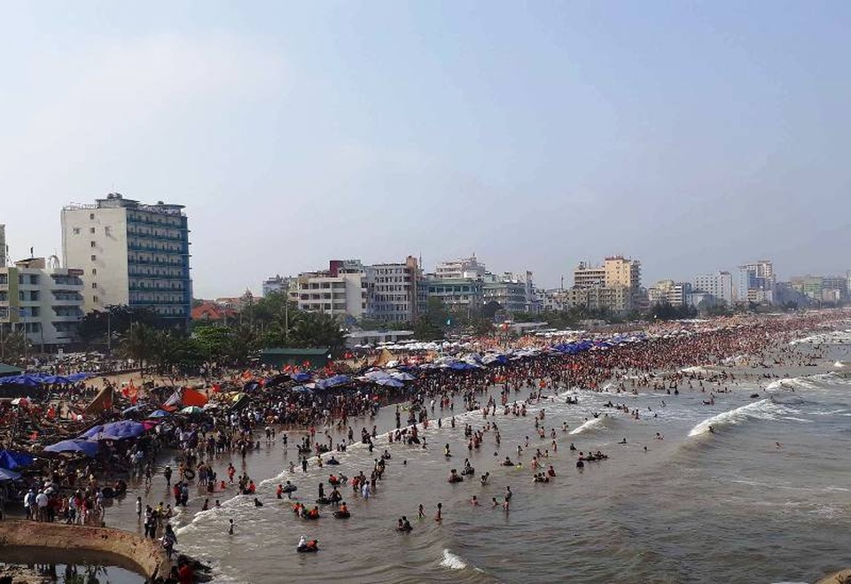 Một biển người ken đặc trên các bãi tắm dài hàng km
