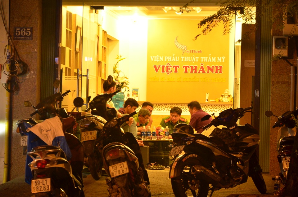 Hút mỡ bụng tại thẩm mỹ viện, một nam giới quốc tịch Mỹ tử vong - 2 Công an có mặt lấy lời khai những người liên quan