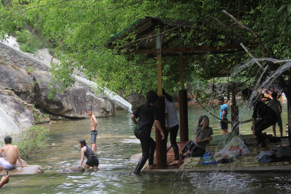 Hàng loạt khu du lịch không phép mọc lên ở Suối Lương - 2 Rất đông du khách đổ về các khu du lịch không phép để vui chơi, tắm suối