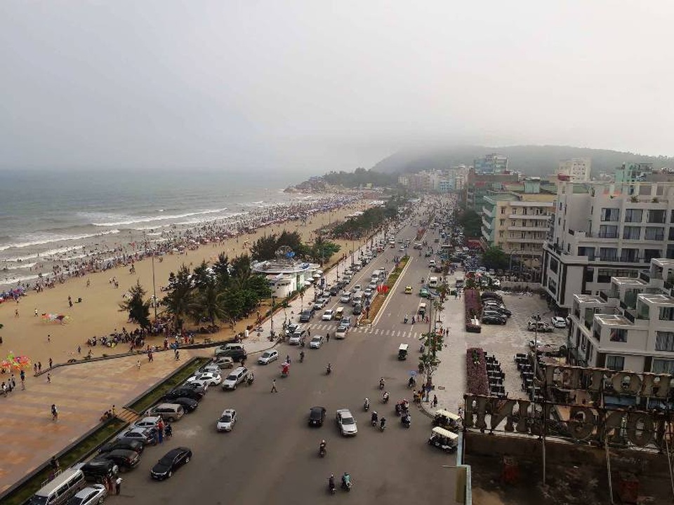 Dù đã là thời điểm cuối kỳ nghỉ lễ, nhưng lượng du khách đổ về Sầm Sơn vẫn rất đông. Đặc biệt, nhiều nhà nghỉ, khách sạn dọc đường Hồ Xuân Hương đã cháy phòng