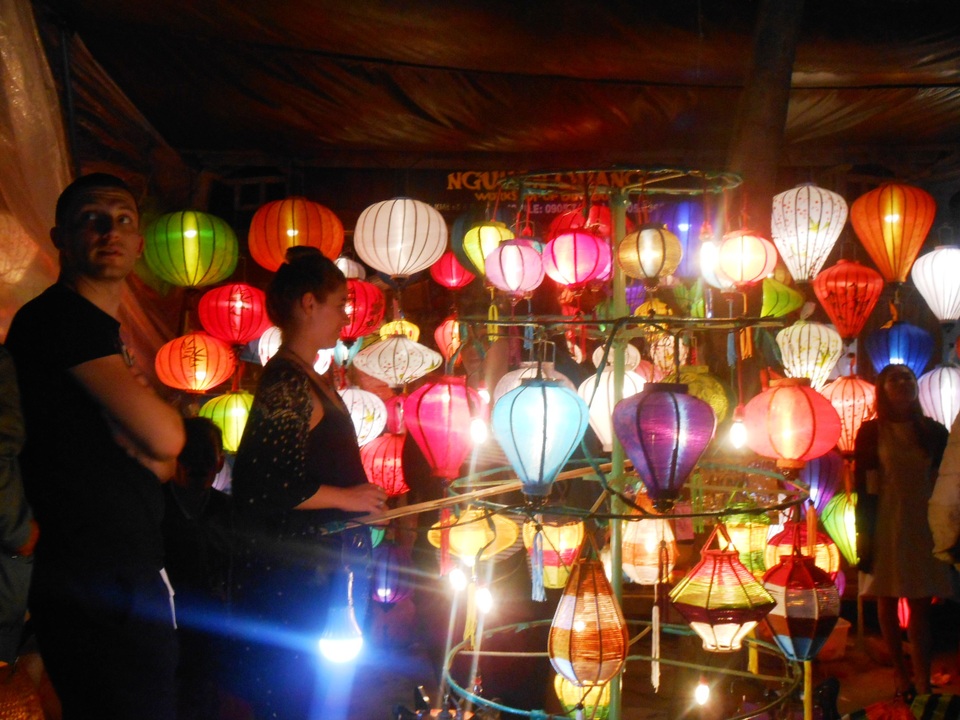 Du khách đổ về Hội An khai hội Nguyên Tiêu - 5 Du khách hào hứng trong đêm khai hội Tết Nguyên Tiêu