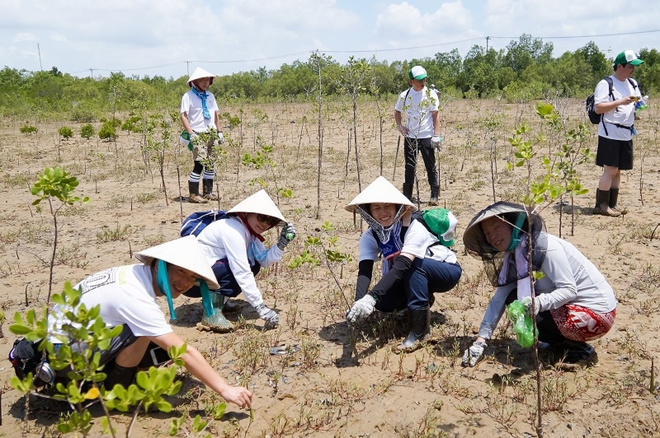 Trải nghiệm du lịch từ thiện: Tại sao không? - 3 Du khách tham gia trồng cây trong một chuyến du lịch thiện nguyện do Fiditour tổ chức. Ảnh: Bảo Thu