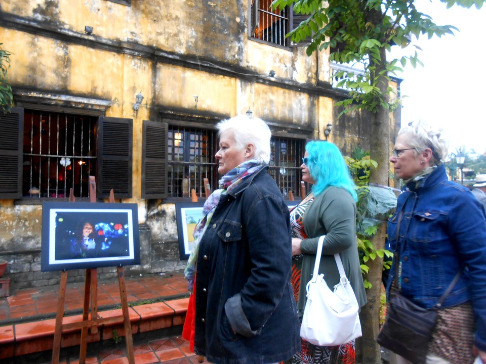 Du khách thích thú tham quan