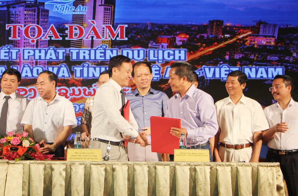 Nghệ An “hút” du khách Lào bằng giá ưu đãi đặc biệt - 6 Đại diện Hiệp hội du lịch Nghệ An và Hiệp hội du lịch các tỉnh Lào ký kết hợp tác phát triển