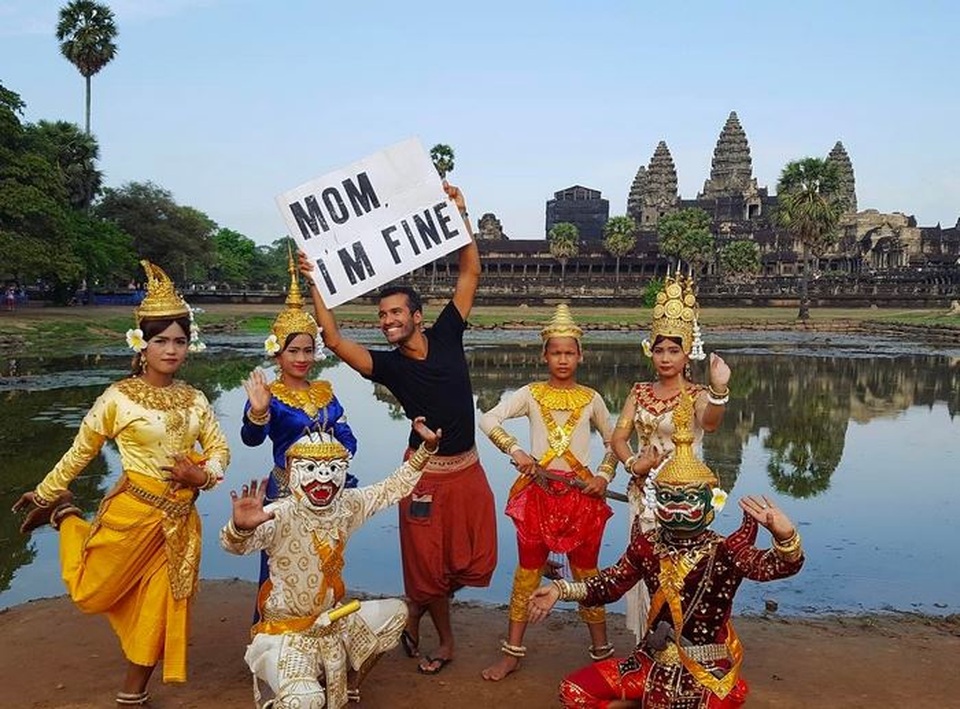 "Nổi như cồn" trên mạng nhờ du lịch khắp nơi và gửi tin nhắn độc đáo tới mẹ - 10 Tháng 5/2017, mẹ Jonathan cũng tham dự chuyến thăm tới Indonesia cùng con trai