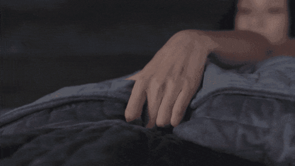 Những món đồ du lịch kỳ lạ và độc đáo nhất dành cho các phượt thủ - 2 Chăn trọng lực giúp người dùng có cảm giác được ôm ấp, dễ dàng đi sâu vào giấc ngủ