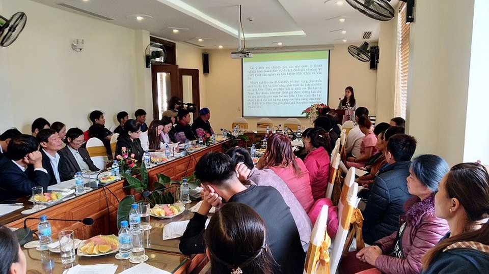 Các nhà khoa học tìm giải pháp để phát triển bền vững du lịch Mộc Châu - 2
Hội thảo khoa học để phát triển bền vững du lịch Mộc Châu mới đây của nhóm tác giả nghiên cứu đã thu hút đông đảo những hộ gia đình làm du lịch ở Mộc Châu tham gia.