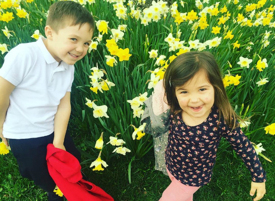 Hai bé Kallan, 5 tuổi và Maddison, 3 tuổi, cũng tham gia chuyến đi đặc biệt này cùng bố mẹ