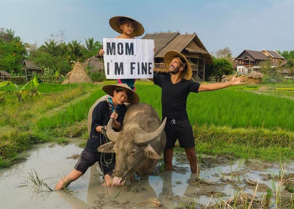 "Nổi như cồn" trên mạng nhờ du lịch khắp nơi và gửi tin nhắn độc đáo tới mẹ - 2 Các bức hình của anh đều có tấm biển với nội dung Mẹ ơi, con ổn