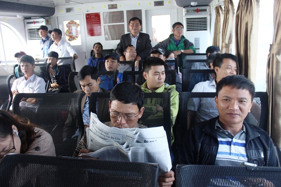 Đánh thức tiềm năng du lịch ở “đảo ngọc” Cồn Cỏ - 2 Hành khách đi tàu cao tốc ra đảo Cồn Cỏ
