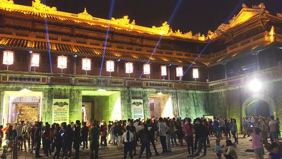 Hàng vạn du khách đã đến trải nghiệm những hoạt cảnh ấn tượng ở Đại Nội về đêm từ ngày 22/4