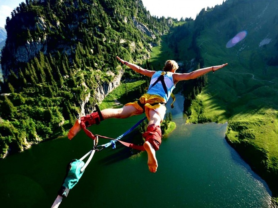 8 trải nghiệm du lịch mạo hiểm hút khách tại Việt Nam - 6 Bungee sẽ cho bạn cảm giác được rơi tự do giữa không trung.