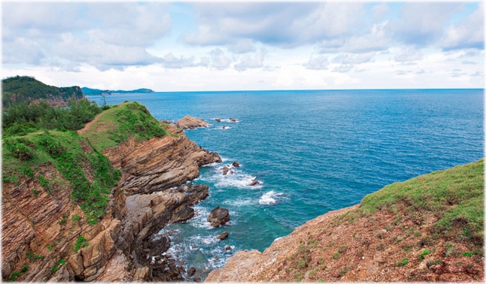 Đến đảo, bạn sẽ bị choáng ngợp và bất ngờ bởi phong cảnh xinh đẹp, yên bình với rừng xanh và biển ngọc. Vẻ đẹp hoang sơ ở nơi này rất lý tưởng cho các hoạt động vui chơi, giải trí.