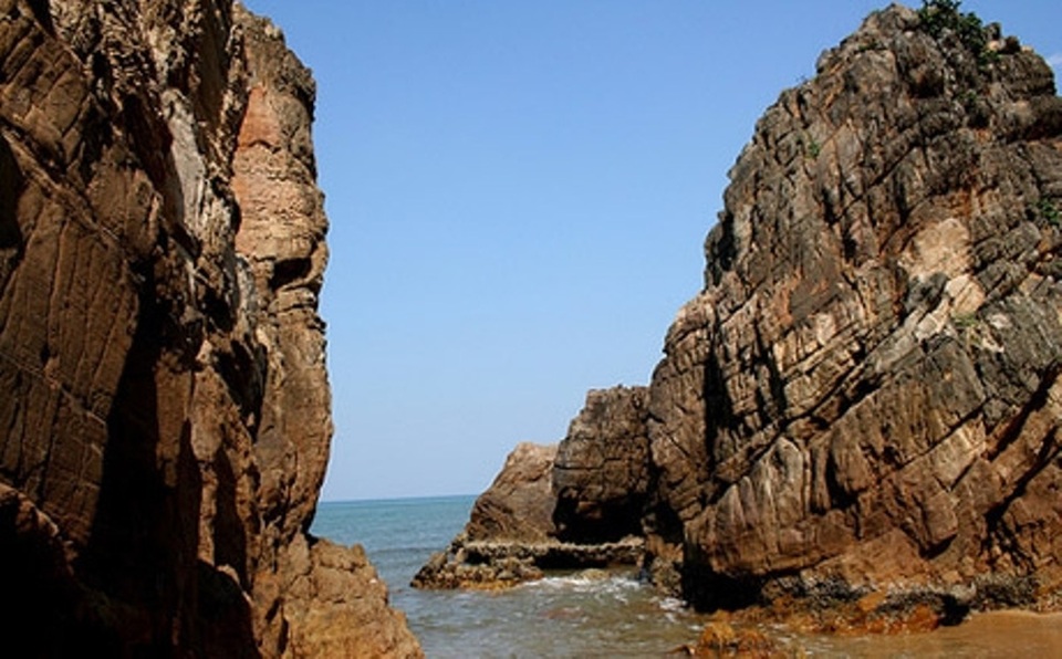 Du lịch Quảng Bình không chỉ có phim trường “Kong” - 1 Bãi biển Đá Nhảy là một trong hai bãi biển đẹp nhất ở Quảng Bình.