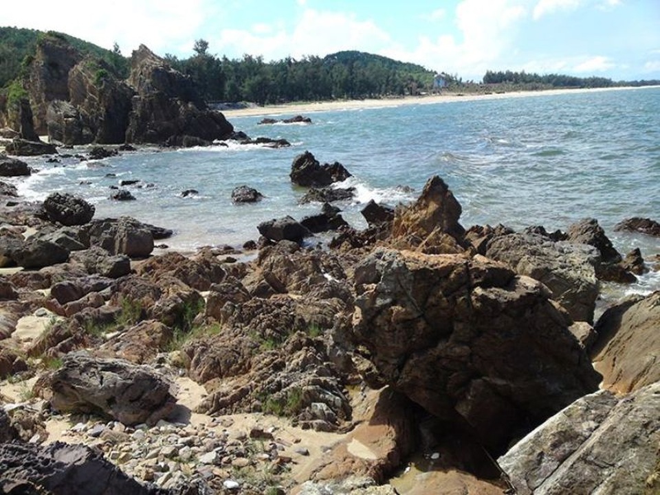 Du lịch Quảng Bình không chỉ có phim trường “Kong” - 2 Bãi đá hoang sơ, tư nhiên tạo cảm giác mạo hiểm nhưng cũng đầy lôi cuốn.