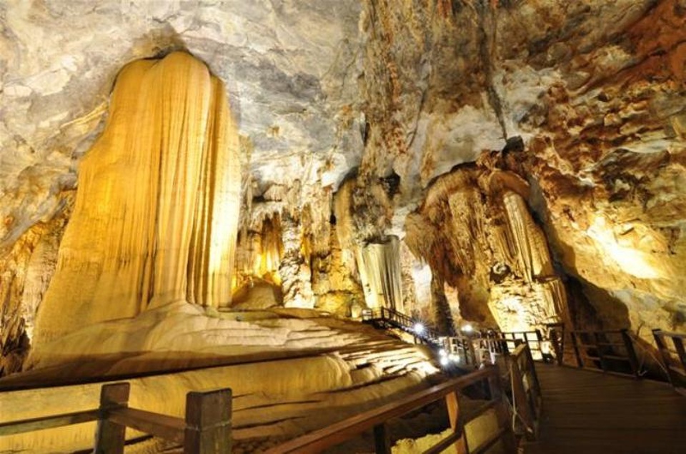 Du lịch Quảng Bình không chỉ có phim trường “Kong” - 4 Các khối thạch nhũ làm người xem không muốn rời mắt.