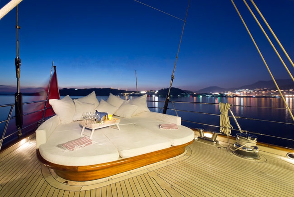 Chiếc siêu du thuyền của điệp viên 007 trong bom tấn “Skyfall” có gì đặc biệt? - 11