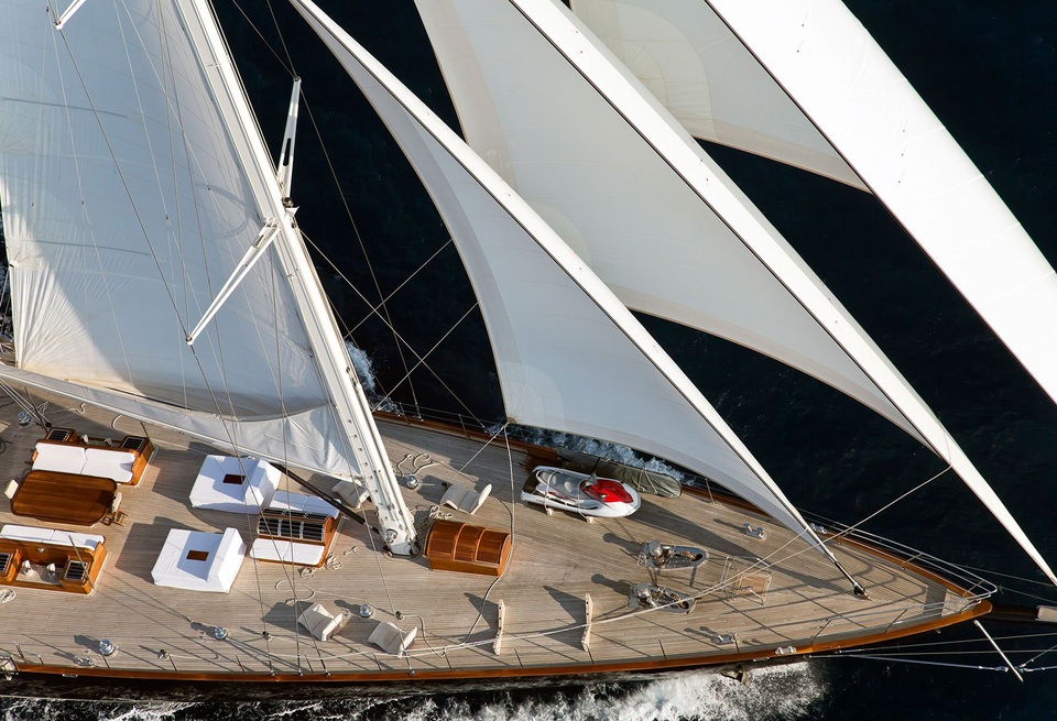 Du thuyền này được thiết kế với ý tưởng từ vẻ đẹp đẳng cấp, tinh tế, thời thượng và cá tính mạnh mẽ. Vì vậy nhiều fan của 007 đã nhận xét rằng: “Regina quyến rũ không khác gì những cô nàng của Jame Bond”.