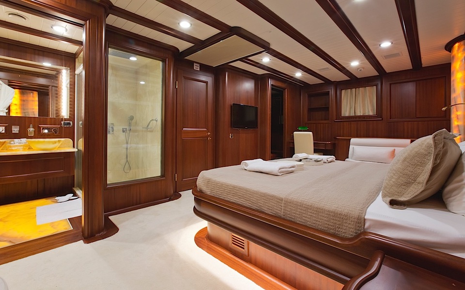 Đặc biệt hai khoang hành khách Vip có bề rộng lên tới 9,5 mét được bố trí ở  nơi mang lại tầm nhìn tốt nhât. Ngoài ra, chúng còn được trang bị một chiếc giường cỡ lớn, các món đồ nội thất cao cấp cùng phòng tắm được ốp bằng đá cẩm thạch.