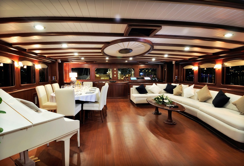 Ở vị trí phía trên chính là phòng ăn chung với bàn tiệc kích thước lớn cho 12 người, ghế sô pha, tivi và thậm chí nó còn được trang bị thêm một chiếc đàn Piano sẽ được dành cho màn biểu diễn của các nghệ sĩ dương cầm chuyên nghiệp nếu hành khách có yêu cầu.