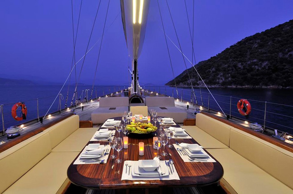 Đuôi tàu và mũi tàu được bố trí hai quầy bar đồng thời là nơi phục vụ cho các bữa tối lãng mạn dưới bầu trời đầy sao và tiếng sóng biển rì rào.