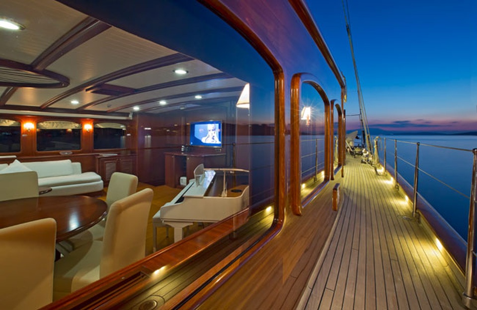 Chiếc siêu du thuyền của điệp viên 007 trong bom tấn “Skyfall” có gì đặc biệt? - 8