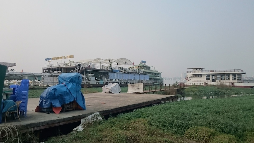 Nguy cơ phá sản, các chủ nhà nổi, du thuyền Hồ Tây xin hỗ trợ di dời - 2 Chủ nhà nổi, du thuyền Hồ Tây kiến nghị hỗ trợ chi phí di dời bởi họ hoạt động tại đây cũng được cấp phép và đóng thuế đầy đủ (ảnh Trọng Trinh)
