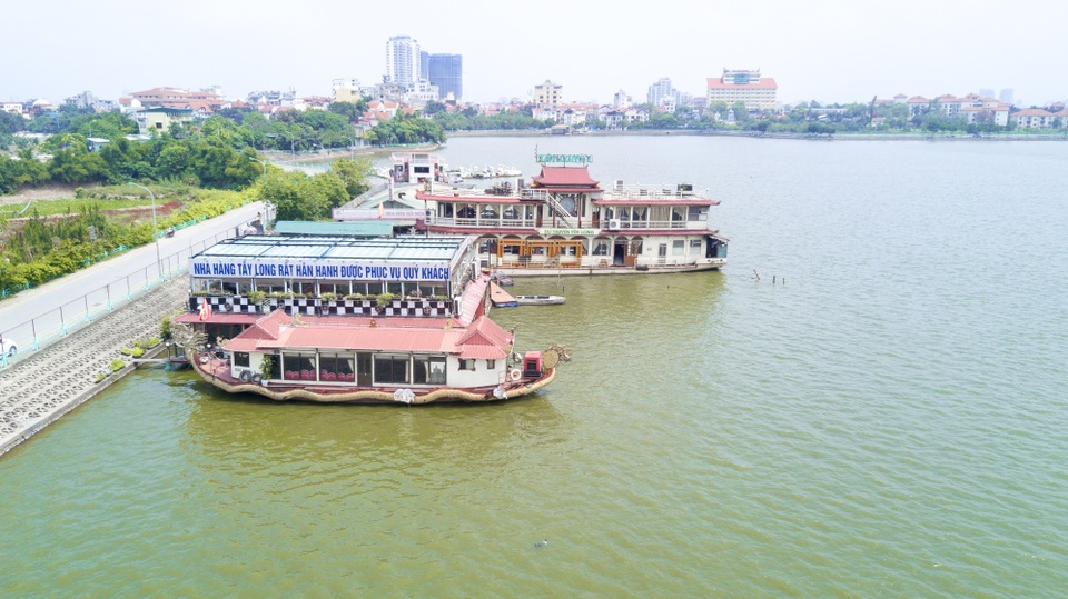 Tận mắt những du thuyền bạc tỷ hoang tàn ven hồ Tây - 2 Tận mắt những du thuyền bạc tỷ hoang tàn ven hồ Tây - 2