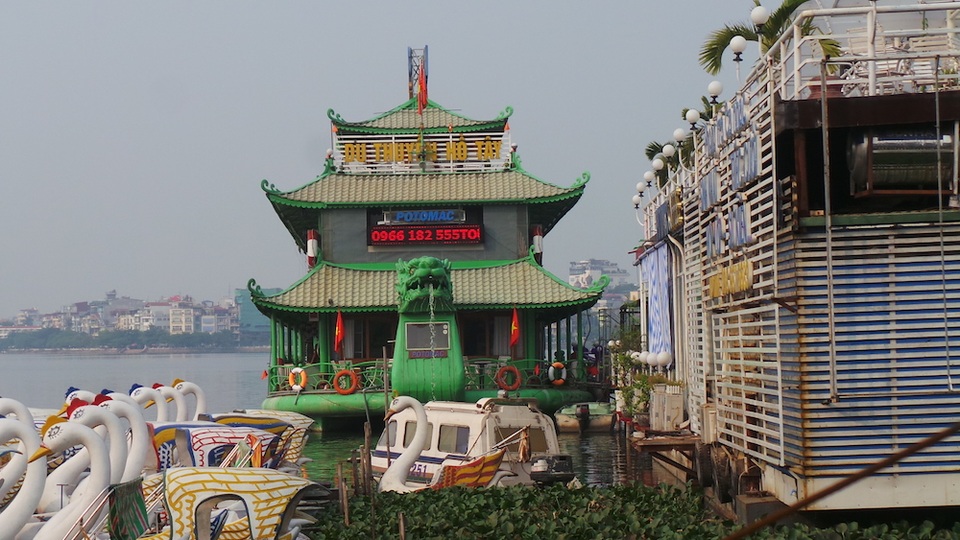Nguy cơ phá sản, các chủ nhà nổi, du thuyền Hồ Tây xin hỗ trợ di dời - 1 Nhiều Nhà nổi, du thuyền hoang lạnh trước ngày di dời (ảnh Trọng Trinh)