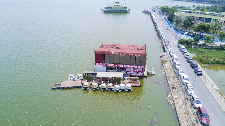 Tận mắt những du thuyền bạc tỷ hoang tàn ven hồ Tây - 5
Những du thuyền này đều có giá hàng tỷ đồng, từng sôi động hoạt động vui chơi giải trí một thời, nay bị bỏ hoang tại góc hồ Tây.