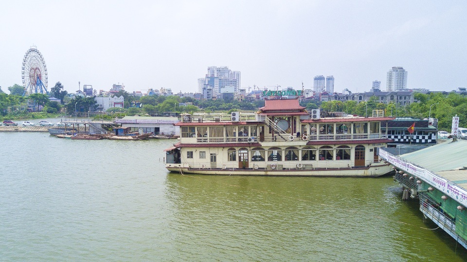 Tận mắt những du thuyền bạc tỷ hoang tàn ven hồ Tây - 7 Tận mắt những du thuyền bạc tỷ hoang tàn ven hồ Tây - 7