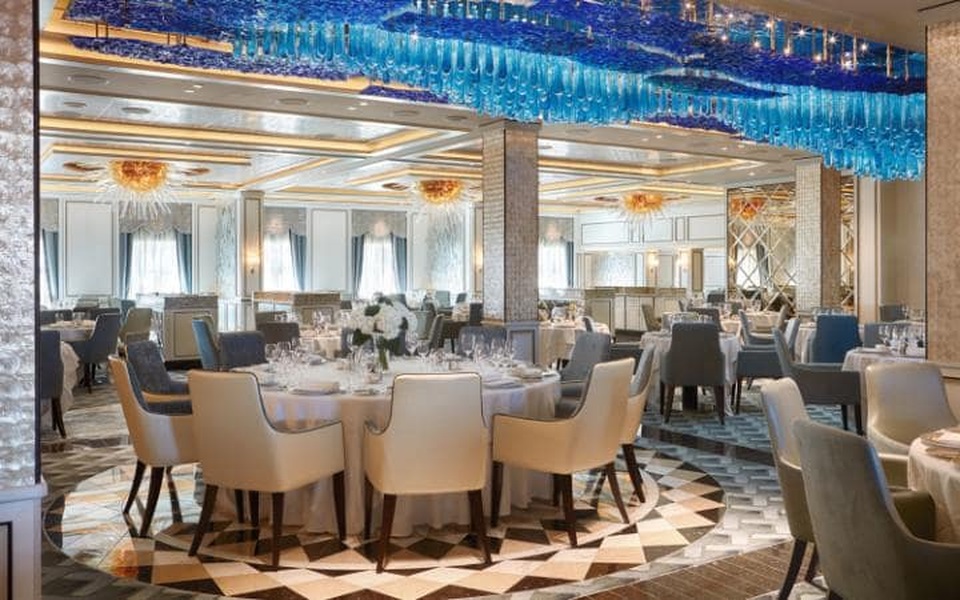 Mỗi phòng tiệc này đều được trang trí bằng những bộ bàn ăn đậm chất quý tộc, hệ thống đèn chùm pha lê và nến đắt giá và đương nhiên là thực khách sẽ được phục vụ bởi các đầu bếp lừng danh trên thế giới. Ngoài các phòng tiệc, siêu du thuyền này còn đặc trưng bởi hệ thống các nhà hàng đặc sản theo từng chủ đề riêng như bít tết, hải sản, ẩm thực Á Đông…