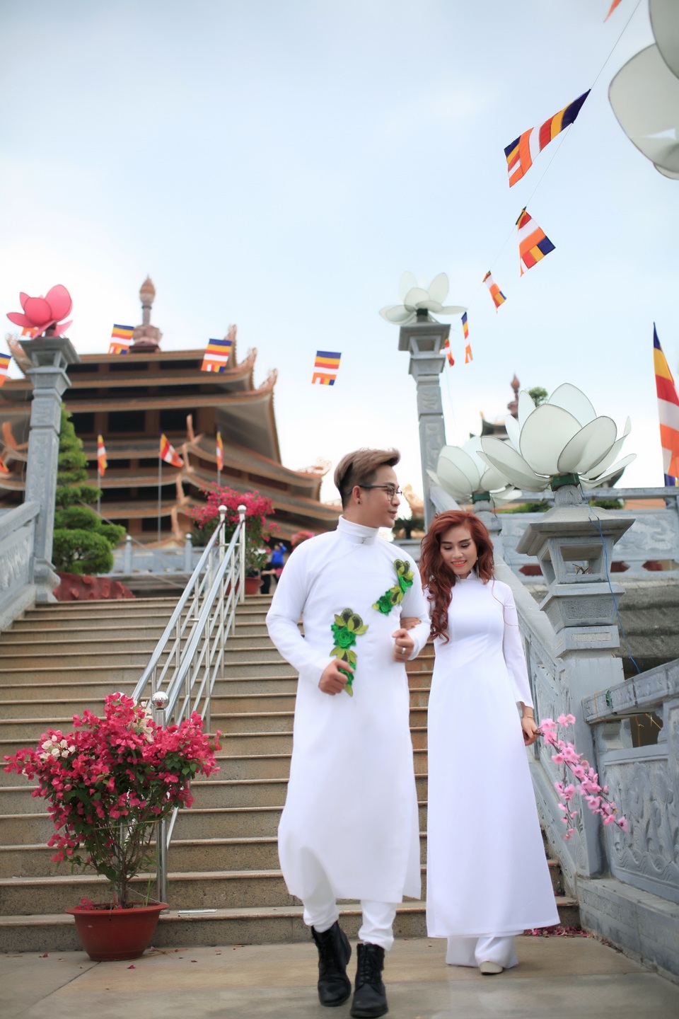 
Dịp đầu năm, Quách Tuấn Du và bạn gái đã tới một số ngôi chùa lớn ở Sài Gòn làm từ thiện và họ tranh thủ chụp hình cưới ở đây
