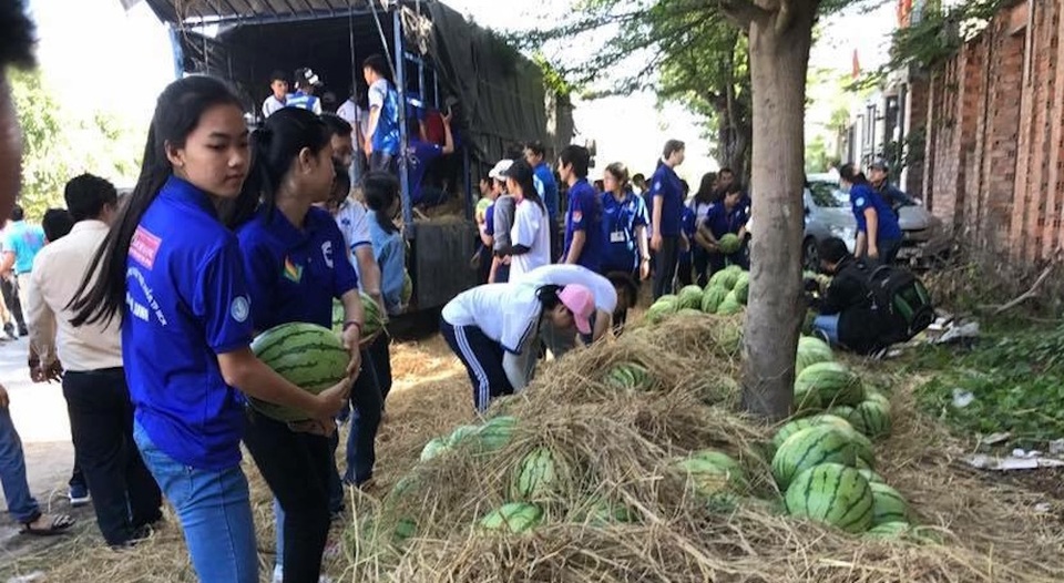 Người Sài Gòn "giải cứu" dưa hấu cho nông dân Quảng Ngãi - 1 Sinh viên trường Đại học Luật TPHCM tình nguyện vận chuyễn và phân phối dưa giúp nông dân Quảng Ngãi