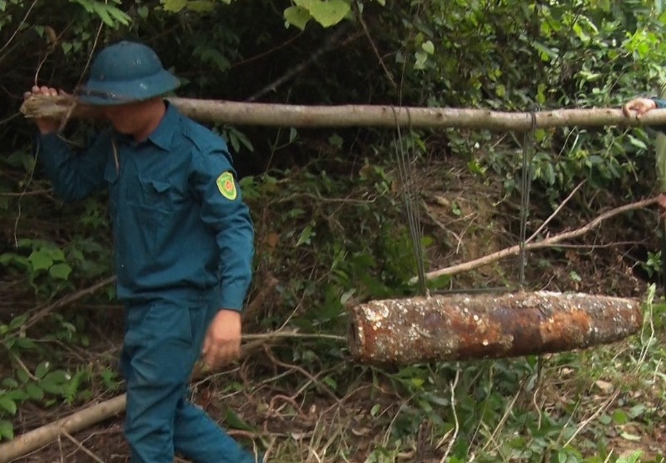 
Lực lượng chức năng di chuyển bom đi tiêu hủy
