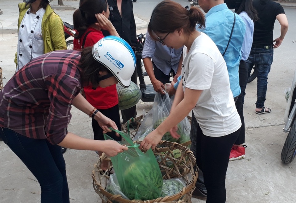 Bạn trẻ xứ Thanh “đội nắng” bán dưa hấu giúp bà con Quảng Ngãi - 2 Người dân đến mua dưa hấu được đem về từ Quảng Ngãi
