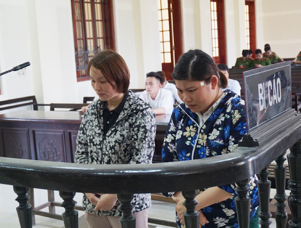 Vỡ mộng xuất khẩu lao động bằng con “đường tắt” - 3 Trần Thị Lê (bên trái) và Nguyễn Thị Thủy bị đưa ra xét xử về tội Tổ chức người khác trốn ra nước ngoài trong phiên tòa ngày 3/5