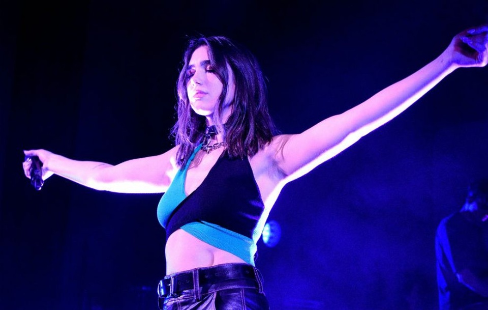 
Dua Lipa chia sẻ, cô thích trang điểm nhẹ nhàng khi đi biểu diễn cũng như dự sự kiện. Người đẹp thích đeo mi giả, dùng mỹ phẩm của MAC. Đời thường Dua để mặt mộc và bôi kem dưỡng ẩm cả ngày.
